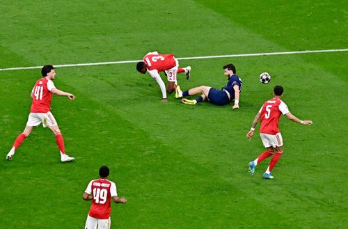  Mosquera mắc sai lầm khiến Arsenal bị thổi phạt đền. 