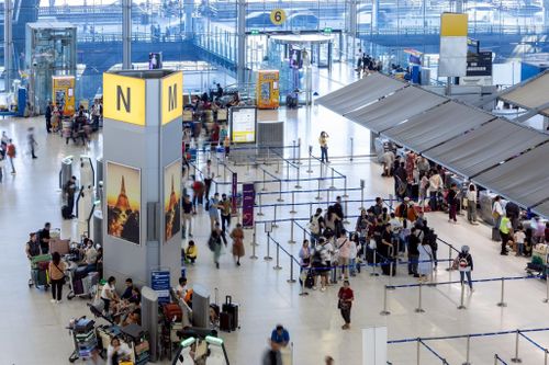  Hành khách chờ làm thủ tục tại sân bay Suvarnabhumi ở Bangkok, Thái Lan. Ảnh: Facebook/Suvarnabhumi Airport. 