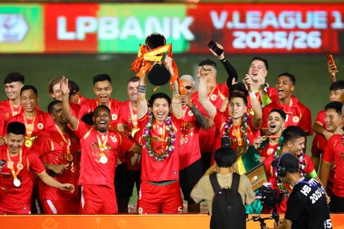  Đoàn Văn Hậu giương cao chiếc cúp. Bóng đá Việt Nam đang sở hữu hai hậu vệ trái đẳng cấp cao là Văn Hậu và Cao Pendant Quang Vinh (đứng cạnh Hậu, bên trái). Cánh trái cũng là cánh tấn công mạnh nhất của CAHN và tuyển Việt Nam hiện nay. 