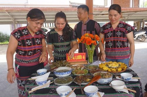 Đội thi của xã A Lưới 4 trổ tài chế biến món đặc sản tại Hội thi ẩm thực. Ảnh: L.H