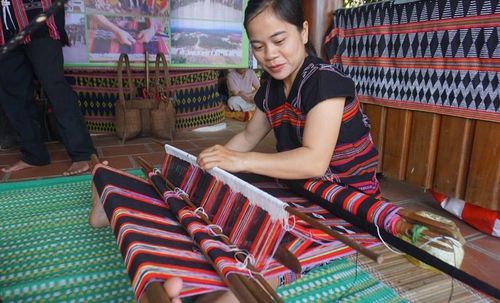 Phụ nữ vùng cao A Lưới trình diễn nghề dệt Dèng truyền thống. Ảnh: L.H