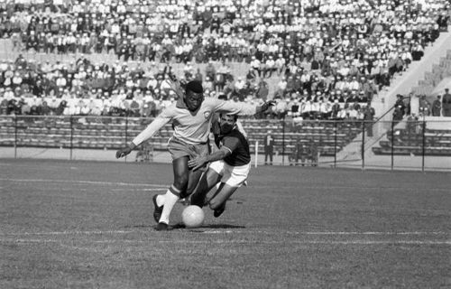 "Vua bóng đá" Pelé lỡ hẹn với phần lớn World Cup 1962 vì chấn thương
