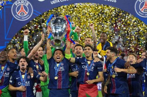Đội trưởng Marquinhos nâng Cup Champions League trong lễ đăng quang của PSG. Ảnh: AP