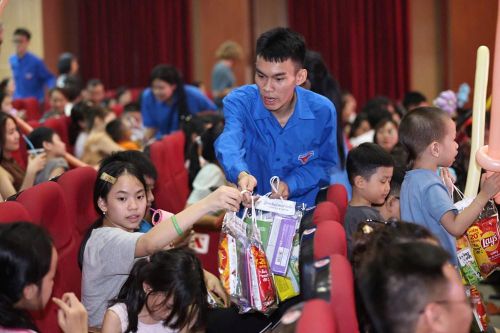 Các em nhỏ được nhận quà tại chương trình