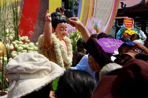 Các tăng ni, phật tử và người dân thực hiện nghi thức tắm Phật