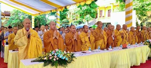 Đông đảo các tăng ni, phật tử tham dự
