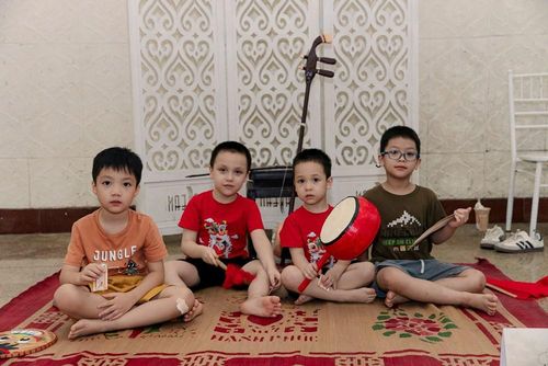 Không gian trò chơi dân gian thu hút đông đảo thiếu nhi tham gia trải nghiệm trước giờ biểu diễn