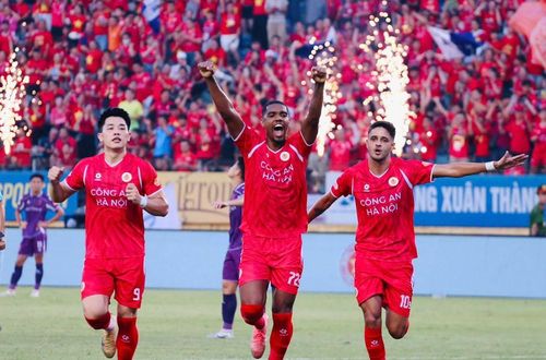CAHN vỡ òa cảm xúc trong ngày nâng cao chiếc cúp vô địch