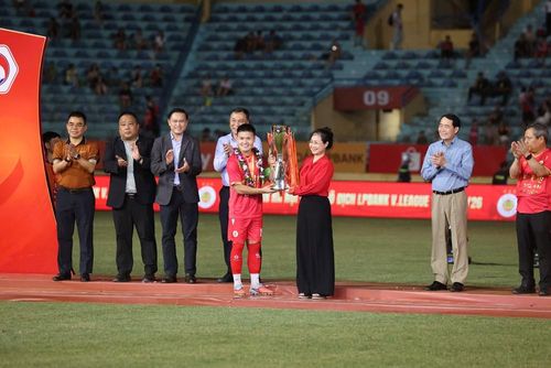 Bộ trưởng Lâm Thị Phương Thanh trao Cúp vô địch cho đội trưởng Quang Hải