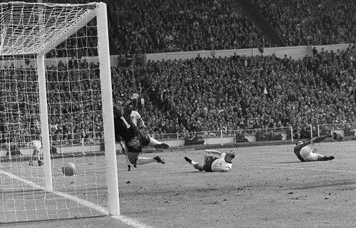 Bàn thắng gây tranh cãi của Geoff Hurst ở chung kết World Cup 1966