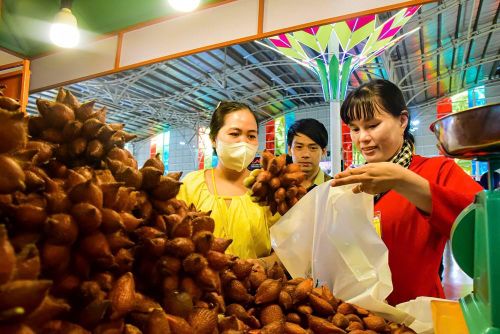 Người dân thích thú với các loại trái cây tại lễ hội
