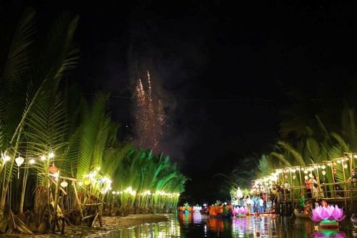 Rừng dừa nước rực sáng trong đêm hội