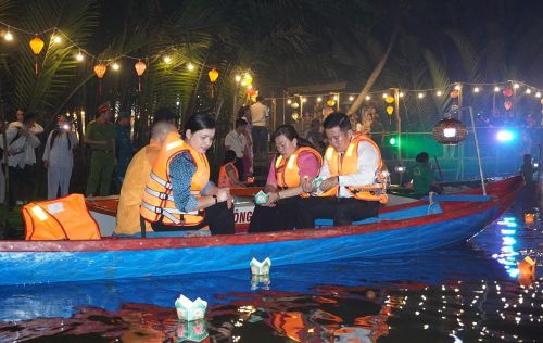Lãnh đạo tỉnh, địa phương và đại biểu thực hiện nghi thức thả hoa đăng trên dòng Kinh Giang