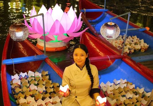 Những ngọn hoa đăng mang theo ước nguyện bình an, hạnh phúc của người dân và du khách