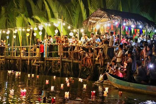 Du khách thích thú ghi lại những khoảnh khắc đẹp bên dòng hoa đăng giữa rừng dừa nước Tịnh Khê