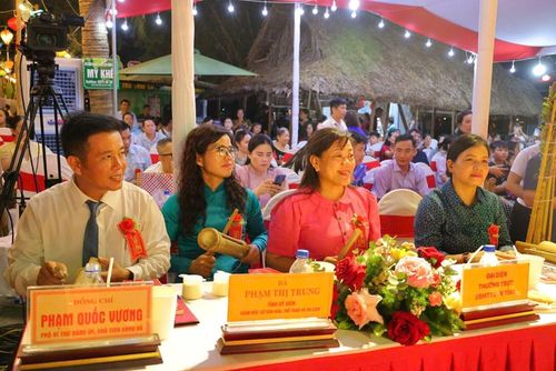 Nghệ thuật bài chòi hòa quyện cùng không gian sông nước, mang đến những cảm xúc cho người xem
