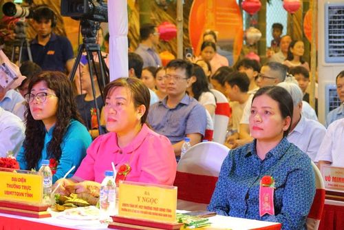 Lãnh đạo tỉnh, địa phương cùng các đại biểu tham dự lễ