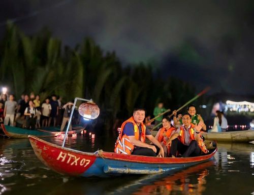Các đại biểu trải nghiệm chèo thuyền, ngắm hoa đăng trên dòng Kinh Giang thơ mộng