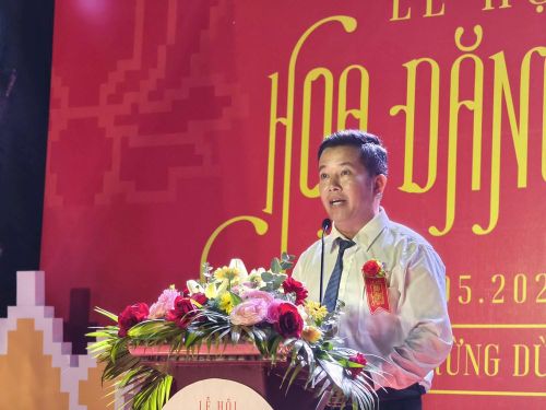 Ông Phạm Quốc Vương, Chủ tịch UBND xã Tịnh Khê phát biểu khai mạc Lễ hội Hoa đăng – Huyền ảo đêm rừng dừa năm 2026