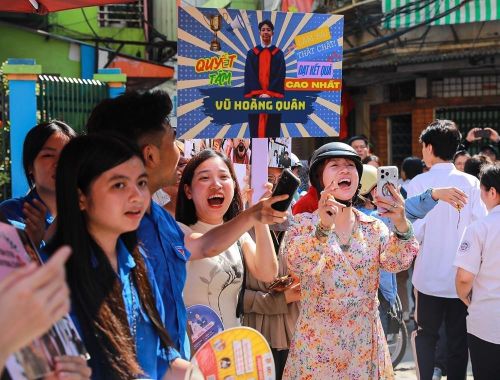 Niềm vui của phụ huynh khi thấy thí sinh hoàn thành môn thi. Ảnh: Khánh Hòa - TTXVN
