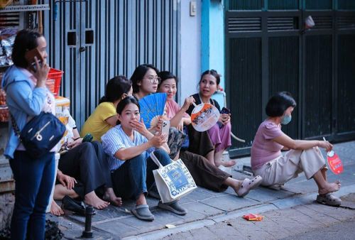 Phụ huynh chờ đợi thí sinh thi bên ngoài điểm thi Trường THPT Đoàn Kết - Hai Bà Trưng (phường Bạch Mai, TP Hà Nội). Ảnh: Hoàng Hiếu - TTXVN