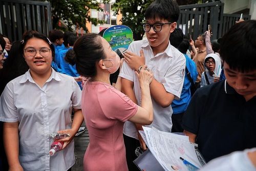 Nam sinh vui vẻ trong vòng tay người thân sau khi hoàn thành buổi thi đầu tiên tại điểm thi THCS Ngô Sĩ Liên. Ảnh: Phạm Tuấn Anh - TTXVN