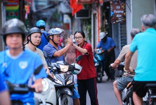 Chúc con hoàn thành tốt môn thi cuối Kỳ thi tuyển sinh lớp 10 công lập tại Hà Nội. Ảnh: Hoàng Hiếu - TTXVN