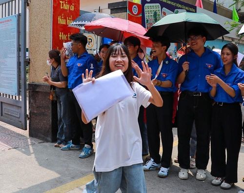 Thí sinh tại điểm thi trường THCS Ngô Quyền (phường Bạch Mai) phấn khởi sau khi hoàn thành Kỳ thi. Ảnh: Khánh Hòa - TTXVN