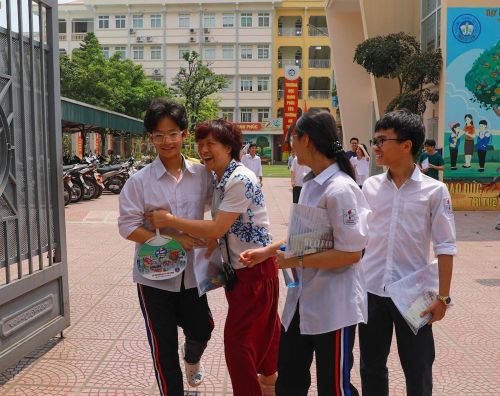 Phụ huynh chia sẻ cảm xúc với thí sinh sau khi hoàn thành kỳ thi. Ảnh: Khánh Hòa - TTXVN