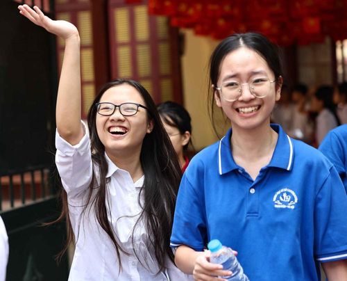 Thí sinh phấn khởi hoàn thành môn thi cuối cùng Kỳ thi tuyển sinh lớp 10 Trung học phổ thông công lập năm học 2026 - 2027. Ảnh: Thanh Tùng - TTXVN