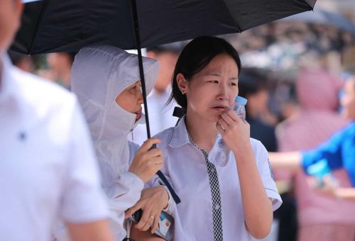 Nỗi buồn của một thí sinh điểm thi Trường THCS Ngô Sĩ Liên khi kết quả môn thi Toán không như kỳ vọng. Ảnh: Hoàng Hiếu - TTXVN