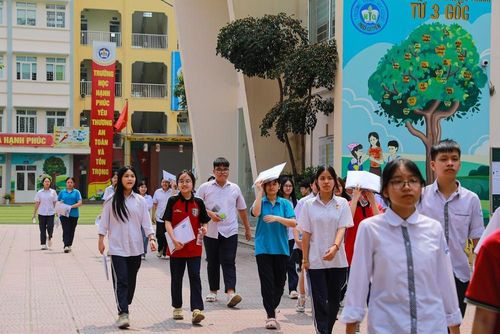 Thí sinh tại điểm thi trường THCS Ngô Quyền (phường Bạch Mai) hoàn thành Kỳ thi tuyển sinh lớp 10 Trung học phổ thông công lập năm học 2026 - 2027. Ảnh: Khánh Hòa - TTXVN