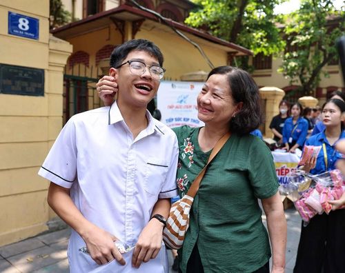 Phụ huynh, người thân rạng rỡ đón thí sinh tại điểm thi Trường THPT Trần Phú – Hoàn Kiếm sau môn thi cuối. Ảnh: Thanh Tùng - TTXVN