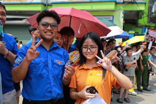 Thanh niên tình nguyện chia sẻ cảm xúc với thí sinh sau khi hoàn thành kỳ thi. Ảnh: Khánh Hòa - TTXVN