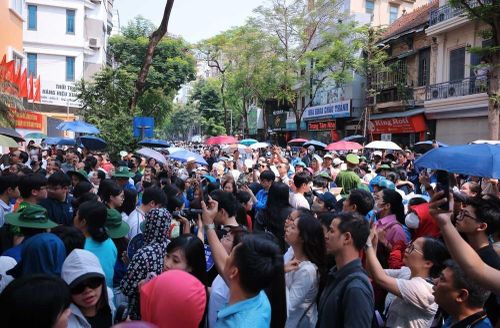 Đông đảo phụ huynh chờ đón thí sinh tại điểm thi Trường THCS Ngô Sĩ Liên. Ảnh: Hoàng Hiếu - TTXVN