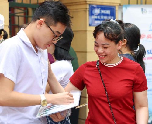 Phụ huynh, người thân rạng rỡ đón thí sinh tại điểm thi Trường THPT Trần Phú – Hoàn Kiếm sau môn thi cuối. Ảnh: Thanh Tùng - TTXVN