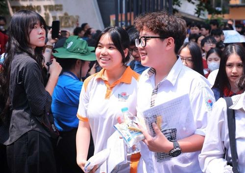 Niềm vui của thí sinh điểm thi Trường THCS Ngô Sĩ Liên khi hoàn thành môn thi Toán. Ảnh: Hoàng Hiếu - TTXVN