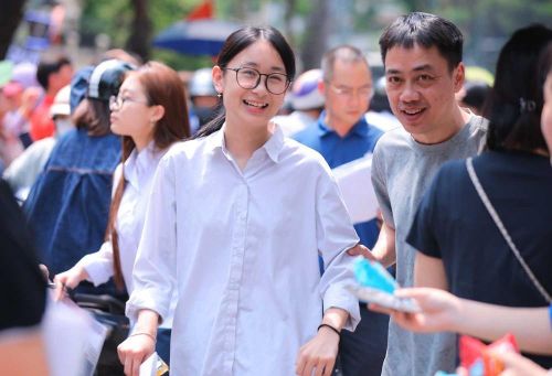 Thí sinh và phụ huynh vui mừng khi hoàn thành Kỳ thi tuyển sinh lớp 10 công lập. Ảnh: Hoàng Hiếu - TTXVN