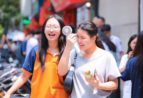 Niềm vui của thí sinh điểm thi Trường THCS Ngô Sĩ Liên khi hoàn thành kỳ thi. Ảnh: Hoàng Hiếu - TTXVN