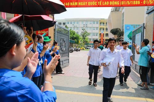 Thí sinh tại điểm thi trường THCS Ngô Quyền (phường Bạch Mai) hoàn thành môn thi cuối cùng Kỳ thi tuyển sinh lớp 10. Ảnh: Khánh Hòa - TTXVN