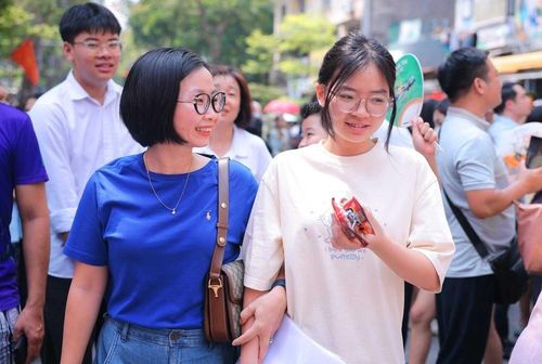 Thí sinh và phụ huynh vui mừng khi hoàn thành Kỳ thi tuyển sinh lớp 10 công lập. Ảnh: Hoàng Hiếu - TTXVN