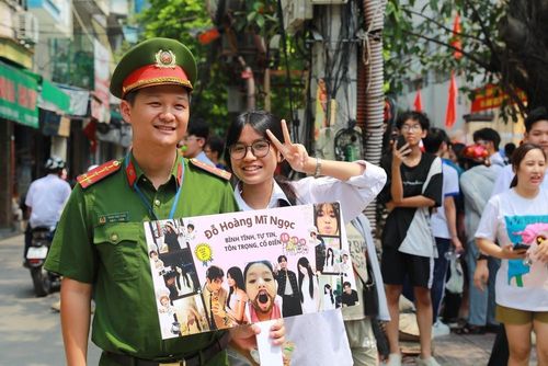 Lực lượng chức năng luôn có mặt hỗ trợ các thí sinh một cách tốt nhất. Ảnh: Khánh Hòa - TTXVN