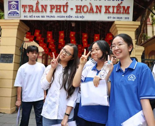 Thí sinh phấn khởi hoàn thành môn thi cuối cùng Kỳ thi tuyển sinh lớp 10 Trung học phổ thông công lập năm học 2026 - 2027. Ảnh: Thanh Tùng - TTXVN