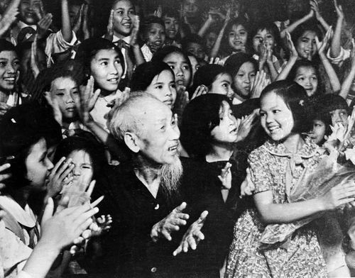 Nhân kỷ niệm Ngày Quốc tế Thiếu nhi 1/6, tối 31/5/1969, tại Phủ Chủ tịch, Chủ tịch Hồ Chí Minh cùng thiếu nhi Thủ đô xem biểu diễn văn nghệ chào mừng Bác. Ảnh: TTXVN