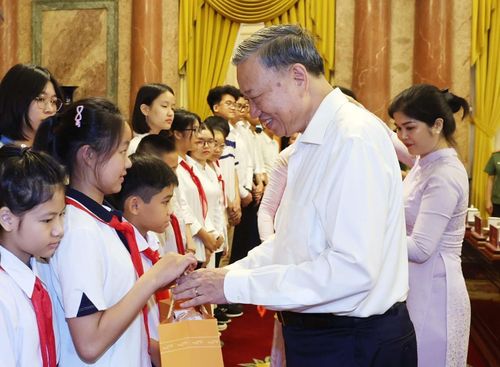 Chủ tịch nước Tô Lâm gặp mặt thân mật các thanh thiếu niên, nhi đồng tiêu biểu là con liệt sĩ Công an, con đỡ đầu, con nuôi Công an và con cán bô, chiến sĩ đạt giải quốc gia, quốc tế năm học 2023 - 2024 (Hà Nội, 28/5/2024). Ảnh: Nhan Sáng-TTXVN