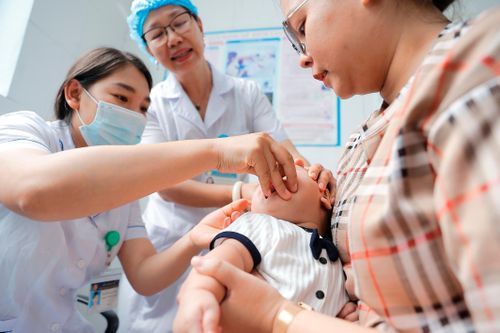 Ngày Quốc tế thiếu nhi 1/6, đồng thời cũng là ngày Vi chất dinh dưỡng, Bộ Y tế bắt đầu tổ chức Chiến dịch bổ sung vitamin A đợt 1 cho trẻ em trên toàn quốc (ngày 1/6/2024). Ảnh: TTXVN