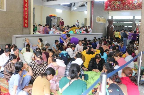 Rất đông người dân và du khách cùng tham gia may áo dâng Bà trước thềm Lễ hội Vía Bà Chúa Xứ núi Sam năm 2026. Ảnh: Công Mạo-TTXVN