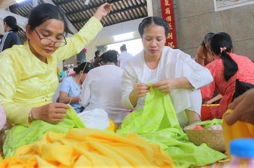 Mọi người chăm chú, tỷ mẩn trong từng công đường kim, mũi chỉ để cho ra những chiếc áo đẹp nhất dâng bà Chúa Xứ Thánh Mẫu. Ảnh: Công Mạo-TTXVN