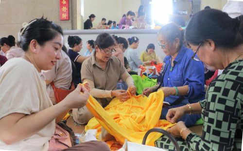 Những chiếc áo Bà được làm từ các loại vải gấm cao cấp hoặc phi bóng mềm mại, có màu sắc sặc sỡ, thể hiện sự quý phái và tấm lòng của người dân dâng lên bà Chúa Xứ Thánh Mẫu. Ảnh: Công Mạo-TTXVN
