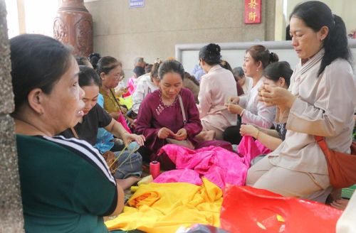 Nhiều người dân đã tụ hội lại cùng nhau may áo dâng lên Bà Chúa Xứ Thánh Mẫu. Ảnh: Công Mạo-TTXVN